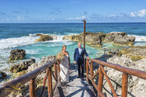kings pool mia reef isla mujeres wedding photo