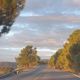 Ronda is one of Spain’s oldest towns, with history dating back to Roman times. Even during a short visit, you can feel that history everywhere — in the narrow streets, old wooden doors, and layers of architecture built over centuries.
Ronda makes an impression the moment you arrive. The first thing that takes your breath away is Puente Nuevo. The bridge took over 40 years to build and was completed in 1793, stretching nearly 100 meters above the El Tajo gorge. It’s massive, powerful, and instantly mesmerizing.
Ronda leaves a strong impression. Definitely a place worth adding to your Spain list. #Spain #rondaspain #traveling #movetospain #visitspain🇪🇸