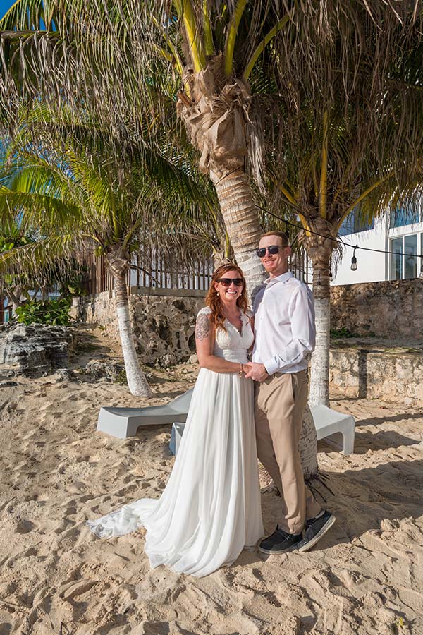 couple-posing-near-palmtrees