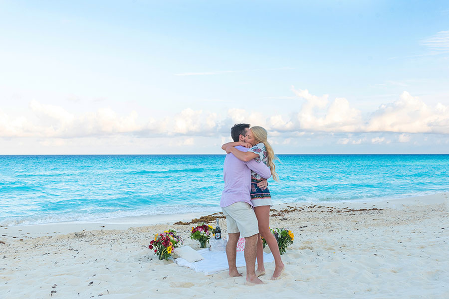 couple-celebrating-marriage-proposal-cancun