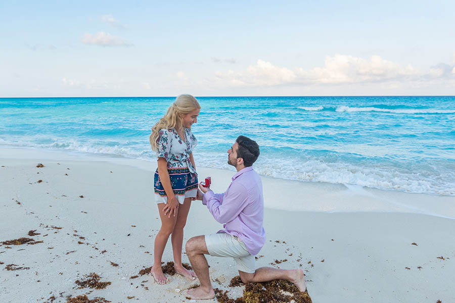 propose-in-cancun-chacmool-beach