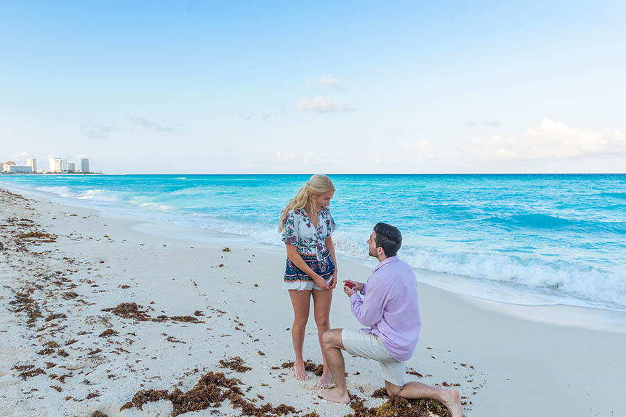 romantic-beach-proposal