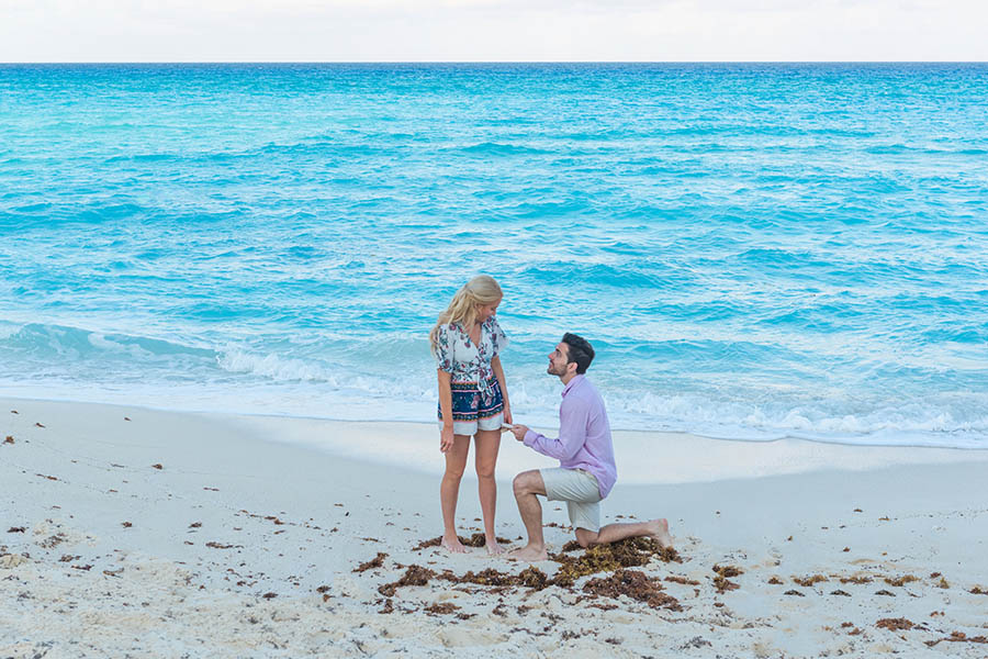 surprise-proposal-cancun-chacmool-beach
